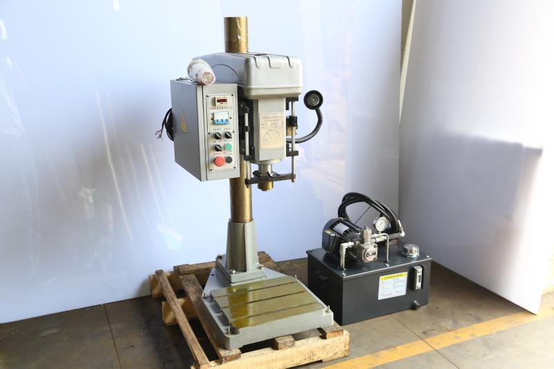Hydraulic drilling machine has difference between fully automatic drilling machine